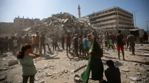 Escalated Artillery Offensive Unfolds in Gaza